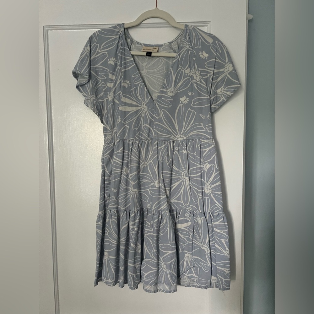 Universal Thread Light Blue & White Floral Tiered V-Neck Midi Dress